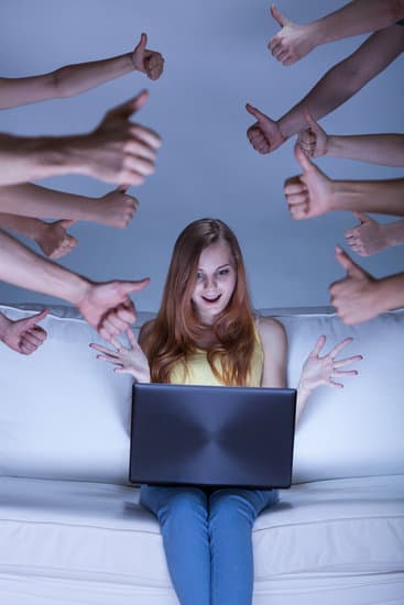 Women in front of a screen. A bunch of hands showing "like" symbol with thumbs up